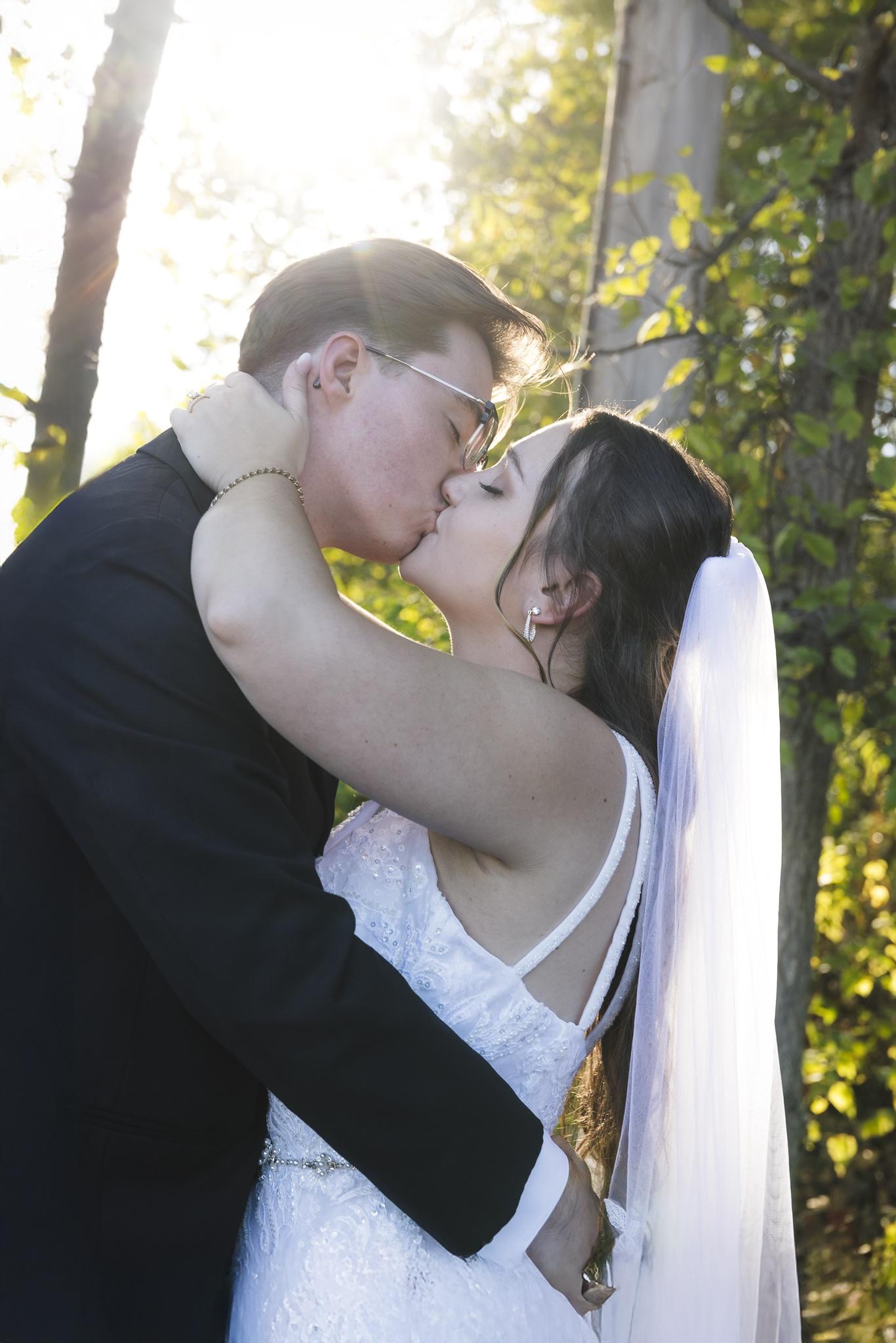 Golden Hour Wedding Photos: A Comprehensive Guide to Planning Without Disrupting Your Special Day